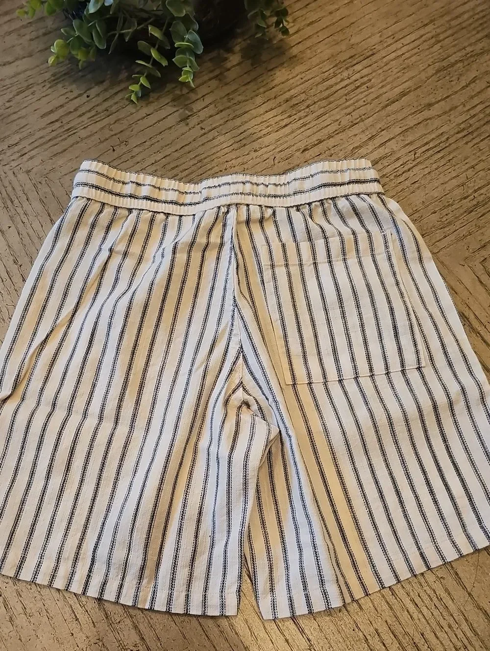 H&M Cream Shorts with Stripes Size 9-10 NWT